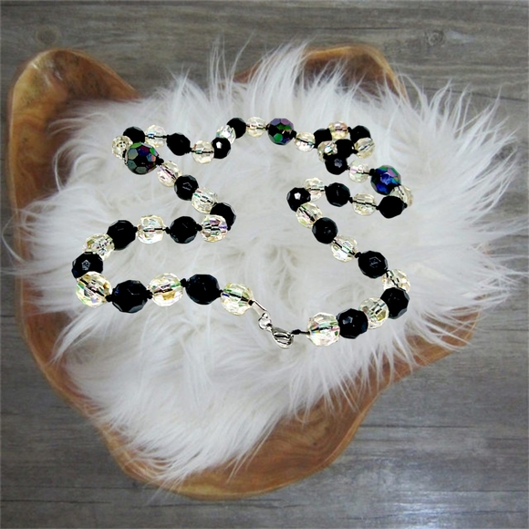 🎄10/$20. Clear and Black Multifaceted Beads Necklace - Picture 2 of 2